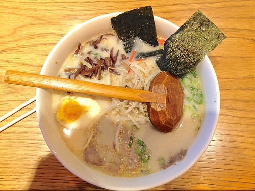 Tonkotsu Ramen. Món mì xương hầm này nổi tiếng thơm ngon ở Fukuoka. Nó du nhập từ Trung Quốc này nhưng vẫn luôn mang một hương vị đặc trưng của Nhật - đó là vị rong biển. Được làm từ bột mì và nước muối, sau cả một công đoạn chế biến phức tạp. Tô mì này mang vị ngậy béo của nước dùng từ xương lợn hòa lẫn những sợi mì dai dai, cùng đó là vài miếng thịt om, trứng, rong biển tươi, chút vị cay của gừng ngâm đỏ và tỏi băm nhuyễn.